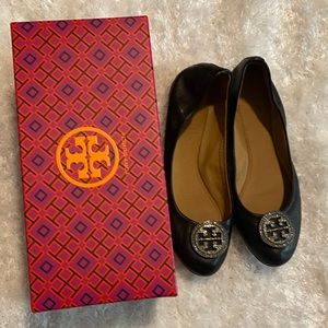 Tori Burch Black Liana Ballet Flat with Gunmetal logo - Size 8